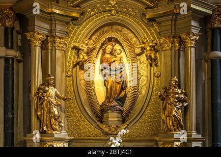 Goldener Altar mit Maria und Jesus, Innenraum des Dom St. Peter, UNESCO Welterbe in Trier, Rheinland-Pfalz, Deutschland Stockfoto