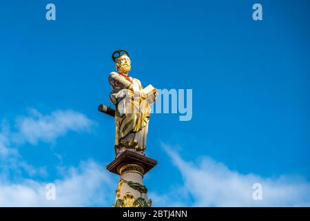 Petrus auf dem Petrusbrunnen auf dem Hauptmarkt in Trier, Rheinland-Pfalz, Deutschland auf dem Hauptmarkt in Trier, Stockfoto