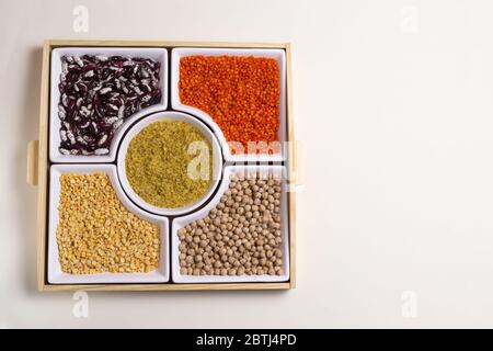 Das Sortiment an Hülsenfrüchten besteht aus Bohnen, Erbsen, Bulgur, Linsen und Kichererbsen. Getreide ist eine Energiequelle. Das Konzept der vegetarischen Nahrung. Draufsicht Stockfoto