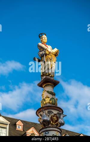 Petrus auf dem Petrusbrunnen auf dem Hauptmarkt in Trier, Rheinland-Pfalz, Deutschland auf dem Hauptmarkt in Trier, Stockfoto