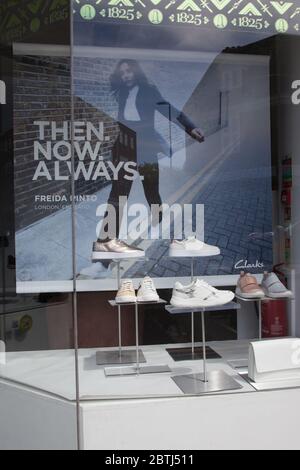 Ein Schaufenster im Schuhgeschäft von Clarks in Großbritannien Stockfoto