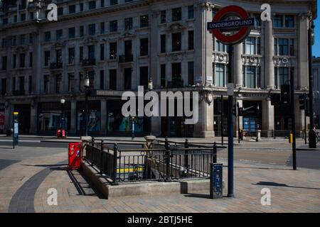 Londons Oxford Circus an der geschäftigsten Einkaufsstraße des Landes, die voller Verkehr und Menschen ist. Die Straße ist verlassen wegen der Sperrvorschriften Stockfoto