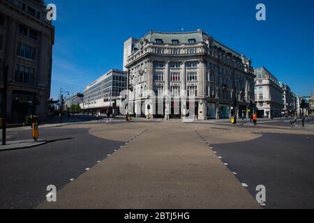 Londons Oxford Circus an der geschäftigsten Einkaufsstraße des Landes, die voller Verkehr und Menschen ist. Die Straße ist verlassen wegen der Sperrvorschriften Stockfoto