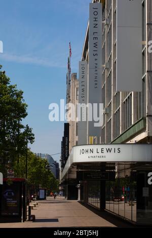 Londons Oxford Street, die belebteste Einkaufsstraße des Landes, die voller Verkehr und Menschen ist. Die Straße ist verlassen wegen der Sperrvorschriften in p gesetzt Stockfoto