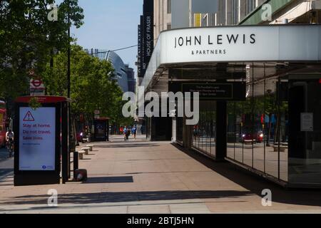 Londons Oxford Street, die belebteste Einkaufsstraße des Landes, die voller Verkehr und Menschen ist. Die Straße ist verlassen wegen der Sperrvorschriften in p gesetzt Stockfoto