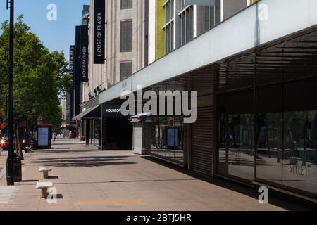 Londons Oxford Street, die belebteste Einkaufsstraße des Landes, die voller Verkehr und Menschen ist. Die Straße ist verlassen wegen der Sperrvorschriften in p gesetzt Stockfoto