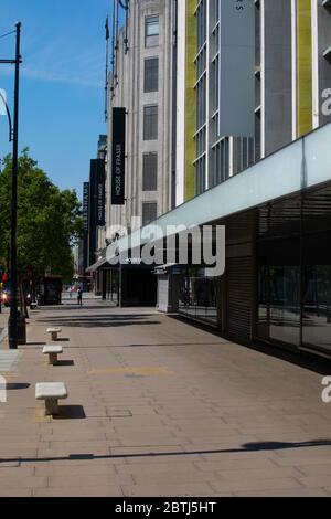 Londons Oxford Street, die belebteste Einkaufsstraße des Landes, die voller Verkehr und Menschen ist. Die Straße ist verlassen wegen der Sperrvorschriften in p gesetzt Stockfoto