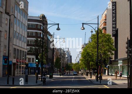 Londons Oxford Street, die belebteste Einkaufsstraße des Landes, die voller Verkehr und Menschen ist. Die Straße ist verlassen wegen der Sperrvorschriften in p gesetzt Stockfoto