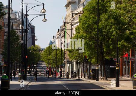 Londons Oxford Street, die belebteste Einkaufsstraße des Landes, die voller Verkehr und Menschen ist. Die Straße ist verlassen wegen der Sperrvorschriften in p gesetzt Stockfoto