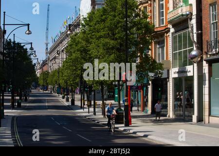 Londons Oxford Street, die belebteste Einkaufsstraße des Landes, die voller Verkehr und Menschen ist. Die Straße ist verlassen wegen der Sperrvorschriften in p gesetzt Stockfoto