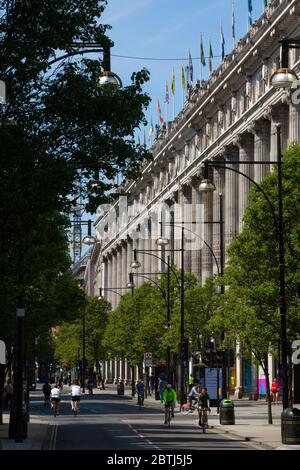 Londons Oxford Street, die belebteste Einkaufsstraße des Landes, die voller Verkehr und Menschen ist. Die Straße ist verlassen wegen der Sperrvorschriften in p gesetzt Stockfoto