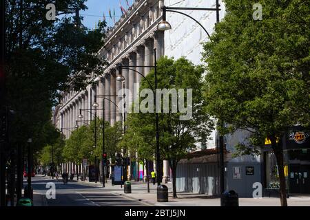Londons Oxford Street, die belebteste Einkaufsstraße des Landes, die voller Verkehr und Menschen ist. Die Straße ist verlassen wegen der Sperrvorschriften in p gesetzt Stockfoto