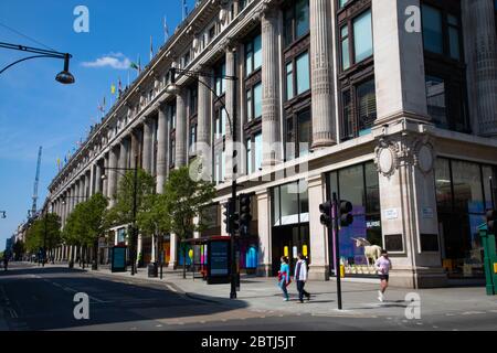 Londons Oxford Street, die belebteste Einkaufsstraße des Landes, die voller Verkehr und Menschen ist. Die Straße ist verlassen wegen der Sperrvorschriften in p gesetzt Stockfoto
