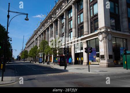 Londons Oxford Street, die belebteste Einkaufsstraße des Landes, die voller Verkehr und Menschen ist. Die Straße ist verlassen wegen der Sperrvorschriften in p gesetzt Stockfoto