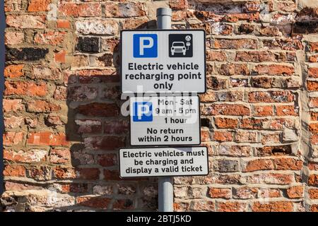 Schild für Elektrofahrzeug-Ladestelle in Stockton auf Tees, England, Großbritannien Stockfoto