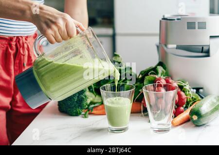 .Closeup Hausfrau gießt bereit grünen Smoothie. Stockfoto