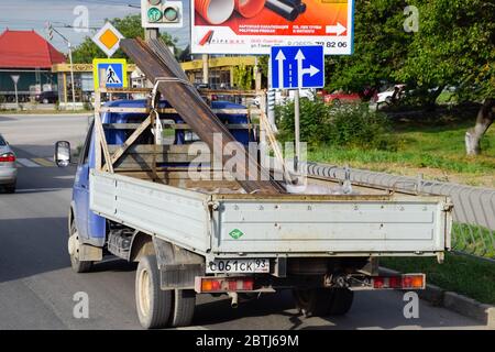 Taman, Russland - 9. Juli 2019: Transport von Metallprodukten auf einem LKW. Lieferung von Metallprofilen. Stockfoto