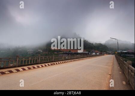 Eine Brücke über den Mekong an einem nebligen Morgen, Nord-Laos, Südostasien Stockfoto