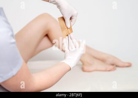 Hände der Frau unter Maniküre Werkzeuge aus Handwerk Umschlag vor Maniküre Verfahren. Stockfoto