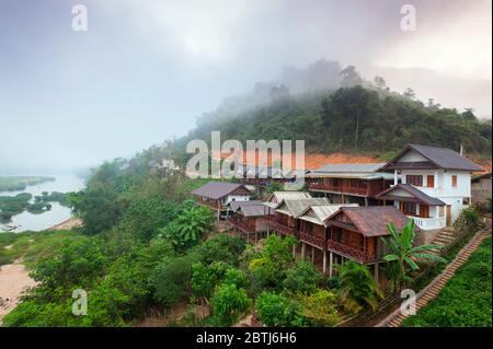 Hütten im Morgennebel am Ufer des Mekong, Nord-Laos, Südostasien Stockfoto