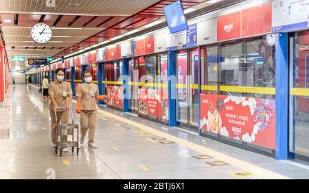 BANGKOK / THAILAND: 15. - 2020. MAI: Die beiden Zimmermädchen tragen eine OP-Maske und einen Putzhandschuh und bereiten sich auf die große Hygiene-Reinigung an der U-Bahn-Station vor. Stockfoto