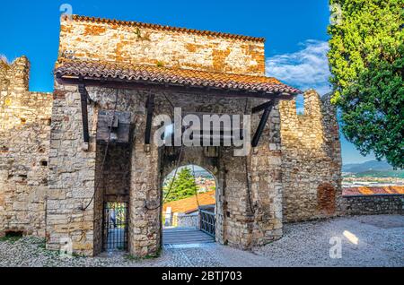 Brescia, Italien, 11. September 2019: Steinmauer mit Meerlonen und Zugbrücke Tor der mittelalterlichen Burg von Brescia oder Castello di Brescia oder Falcon von Italien, historische Innenstadt, Lombardei Stockfoto