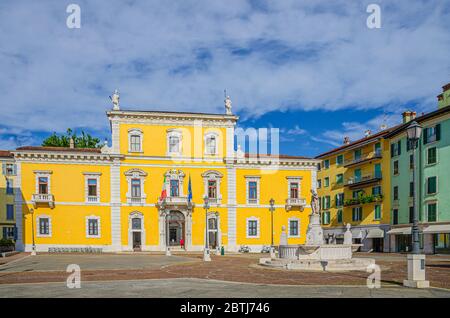 Brescia, Italien, 11. September 2019: Palazzo Martinengo Palatini, Gebäude der Universita degli Studi und Brunnen auf dem Marktplatz Piazza del Mercato im historischen Stadtzentrum, Lombardei Stockfoto