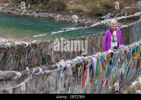 Bhutan, Punakha. Punakha Suspension Bridge, drapiert in Gebetsfahnen, überspannt den Tsang Chhu aka Po Chhu Fluss. Längste Hängebrücke in Bhutan. Stockfoto