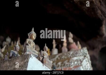 Buddha-Statuen in den Pak Ou Höhlen, Nord-Laos, Südostasien Stockfoto