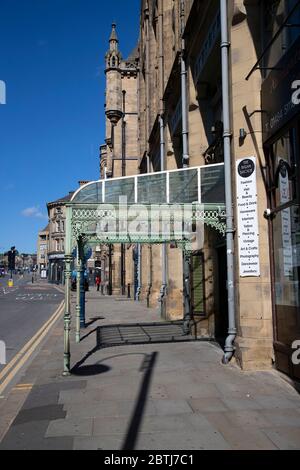 Ein Blick auf den Eiseneingang über der Byram Arcade in Westgate Huddersfield während der Coronavirus Pandemie mit geschlossenen Geschäften und menschenleer Stadt. Stockfoto