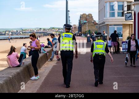 Portobello, Schottland, Großbritannien. 26 Mai 2020. Portobello Strand und Promenade sind trotz sonnigem warmen Wetter relativ ruhig. Polizeipatrouillen zu Fuß waren unaufgesetzt und die Beamten forderten nicht viele Mitglieder der Öffentlichkeit auf, weiter zu gehen. Iain Masterton/Alamy Live News Stockfoto