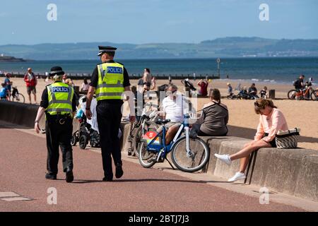 Portobello, Schottland, Großbritannien. 26 Mai 2020. Portobello Strand und Promenade sind trotz sonnigem warmen Wetter relativ ruhig. Polizeipatrouillen zu Fuß waren unaufgesetzt und die Beamten forderten nicht viele Mitglieder der Öffentlichkeit auf, weiter zu gehen. Iain Masterton/Alamy Live News Stockfoto