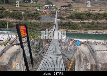 Bhutan, Punakha. Punakha Suspension Bridge, drapiert in Gebetsfahnen, überspannt den Tsang Chhu aka Po Chhu Fluss. Längste Hängebrücke in Bhutan. Stockfoto