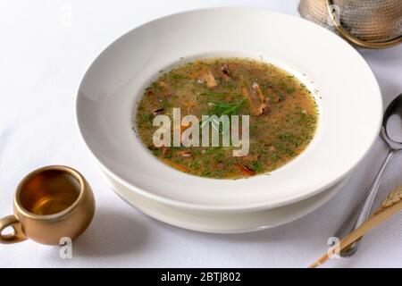 Pilzsuppe in weißer Schüssel. Nahaufnahme. Stockfoto