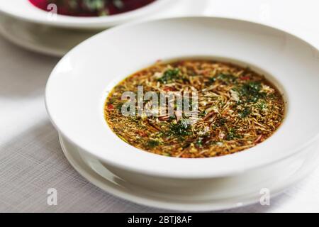 Traditionelle Sommer Russische kalte Suppe mit kwass, okroshka mit Schinken und Gemüse, Lebensmittel Stockfoto