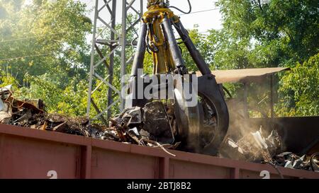 Bild von Metallgreifer Zerkleinern und Zerstören von alten Metallteilen auf Schrottplatz Stockfoto