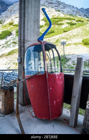 Ein verlassener und ungenutzter Sessellift in den italienischen Dolomiten. Stockfoto