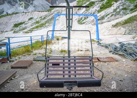 Ein verlassener und ungenutzter Sessellift in den italienischen Dolomiten. Stockfoto