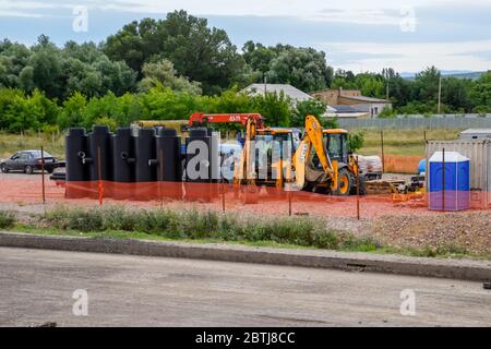 Balaklava, Republik Krim - 9. Juni 2019: Bau des Kanalisationssystems. Ausrüstung und Ausrüstung. Stockfoto