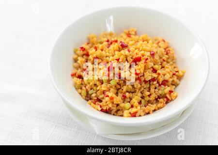 Arabische Küche - Couscous mit Tomaten und grüne Zwiebel Stockfoto