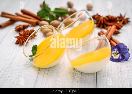 Mango Panna Cotta mit Mango-Gelee und Thymian, leichtes italienisches Dessert, Hausmannskost. Stockfoto