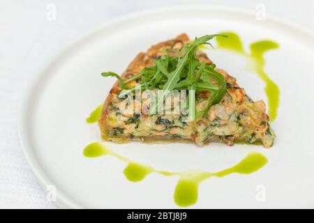 Quiche eine offene Torte mit Lachs. Selektiver Fokus. Stockfoto