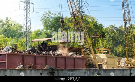 Bild von Schrottplatz mit Altmetallabfall in Industriezone Stockfoto