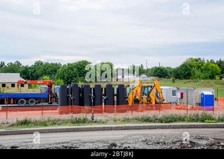 Balaklava, Republik Krim - 9. Juni 2019: Bau des Kanalisationssystems. Ausrüstung und Ausrüstung. Stockfoto