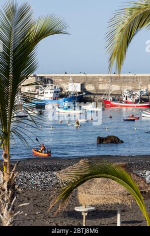 Mann, der Kajak zum Angeln vom Strand während der zweiten Phase der Deeskalation des Ausnahmezustands, Covid 19, Coronavirus Lockdown. Stockfoto