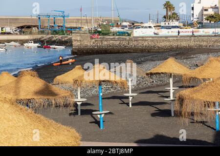 Mann, der Kajak zum Angeln vom Strand während der zweiten Phase der Deeskalation des Ausnahmezustands, Covid 19, Coronavirus Lockdown. Stockfoto