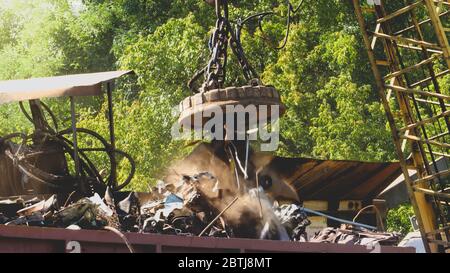 Bild von industriellen elektrischen Magneten Heben Metalldetails und Teil auf dem Schrottplatz Stockfoto