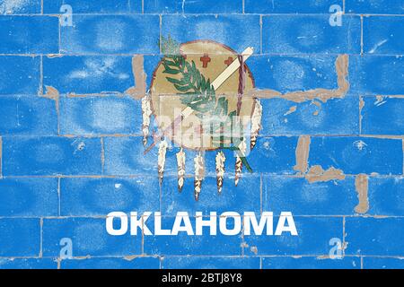 Die Nationalflagge der Vereinigten Staaten von Oklahoma gegen eine himmelblaue Farbe, in der Mitte gibt es einen Schild aus Büffelleder, traditionell für Stockfoto