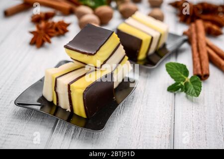 Fruchtpudding mit Schokolade und Orange. Pudding mit Fruchtschicht oben, Milch in der Mitte und Schokolade unten Schichten. Stockfoto