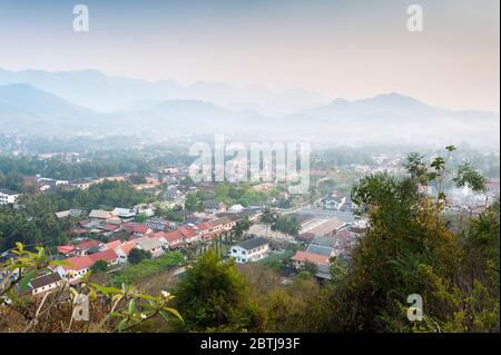 Blick auf Luang Prabang vom Berg Phousi, Laos, Südostasien Stockfoto